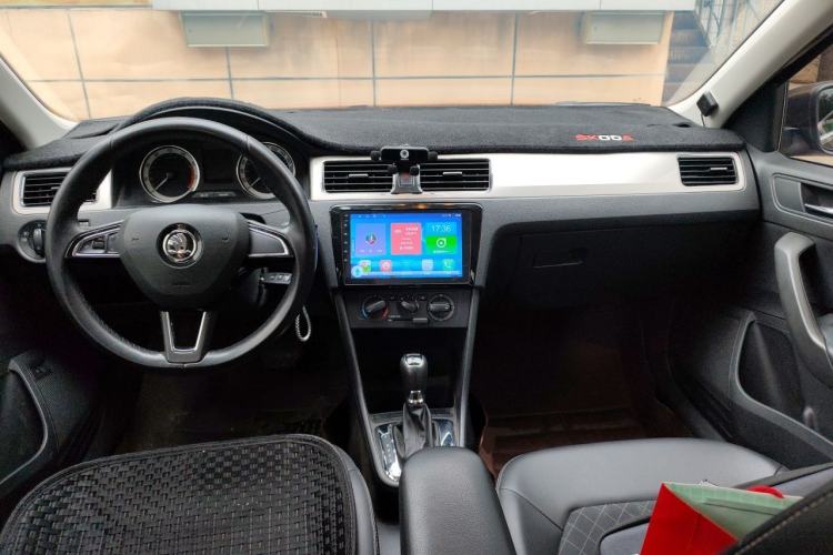 Used Skoda Rapid 2018 1.6L Automatic Comfort Edition Center Console