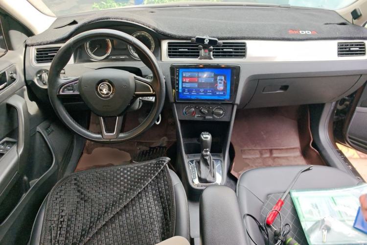 Used Skoda Rapid 2018 1.6L Automatic Comfort Edition Center Console
