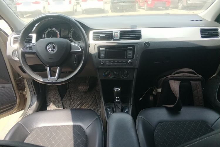 Used Skoda Rapid 2018 1.6L Automatic Comfort Edition Center Console