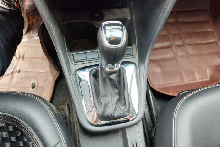 Used Skoda Rapid 2018 1.6L Automatic Comfort Edition Gear Lever