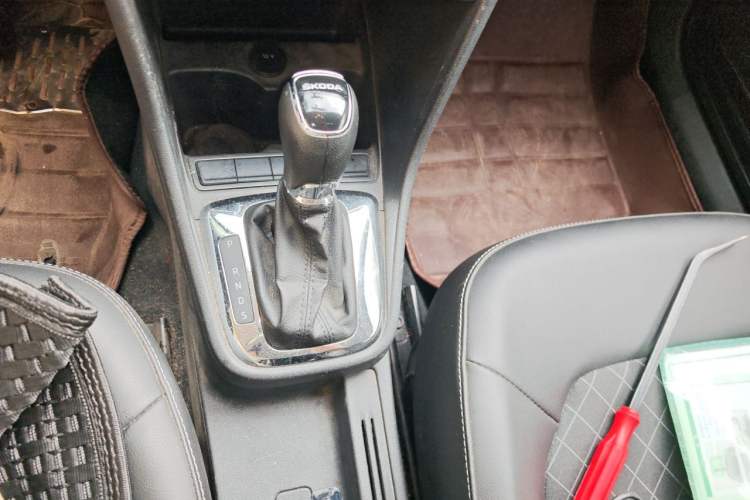 Used Skoda Rapid 2018 1.6L Automatic Comfort Edition Gear Lever