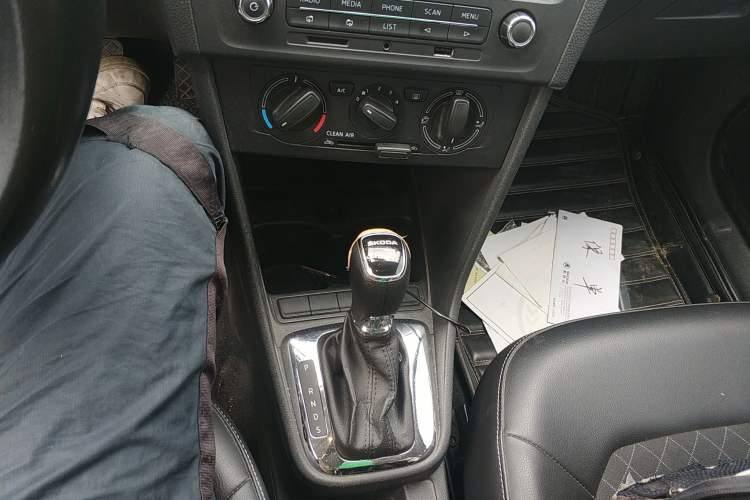 Used Skoda Rapid 2018 1.6L Automatic Comfort Edition Gear Lever