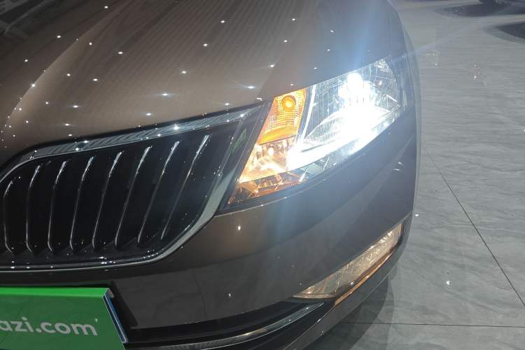 Used Skoda Rapid 2018 1.6L Automatic Comfort Edition Left Front Headlight