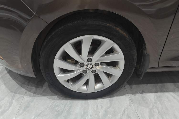 Used Skoda Rapid 2018 1.6L Automatic Comfort Edition Left Front Wheel Hub