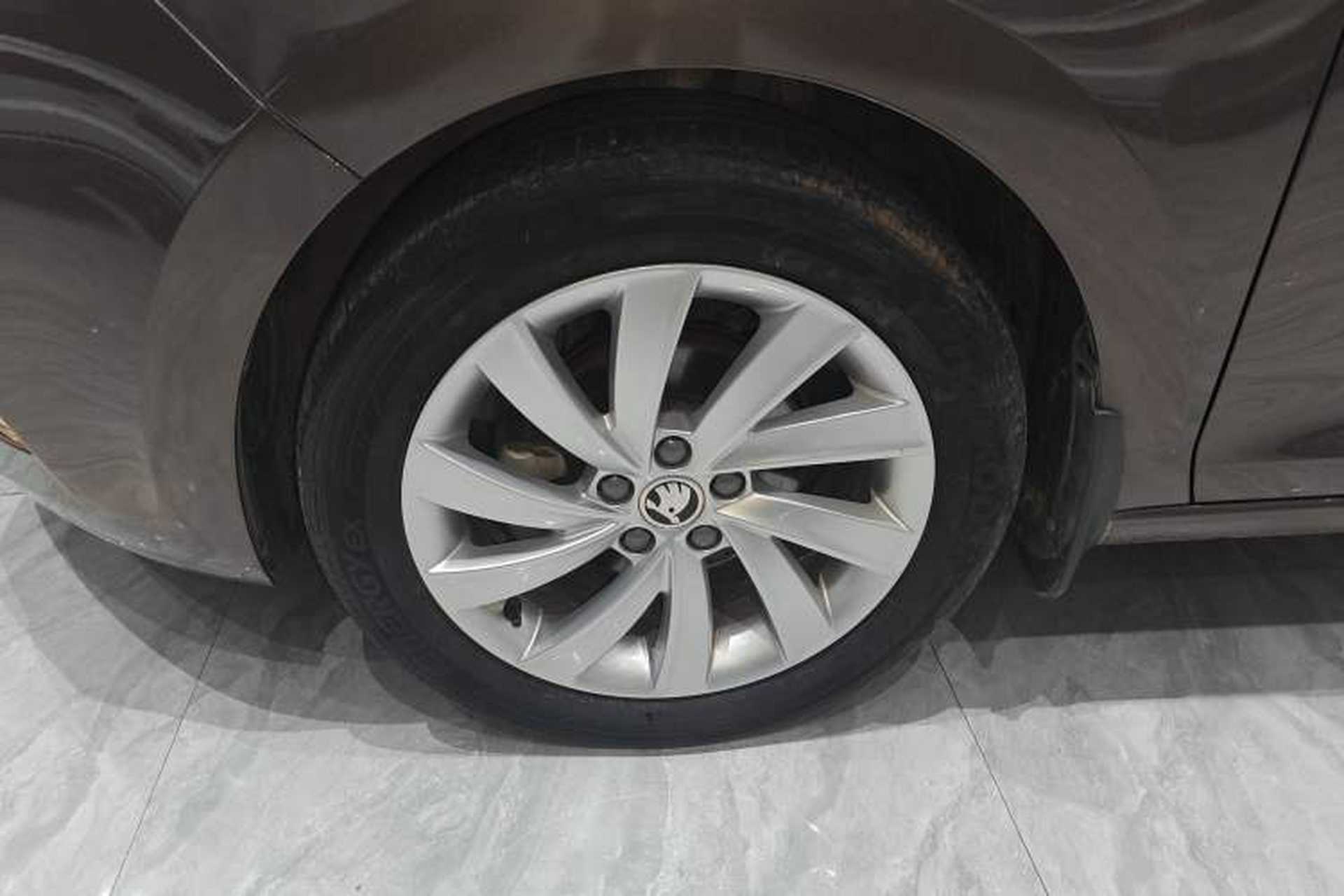 Used Skoda Rapid 2018 1.6L Automatic Comfort Edition Left Front Wheel Hub