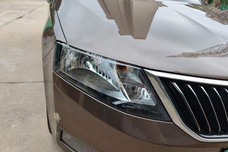 Used Skoda Rapid 2018 1.6L Automatic Comfort Edition Right Front Headlight