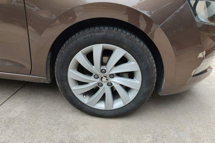 Used Skoda Rapid 2018 1.6L Automatic Comfort Edition Right Front Wheel Hub