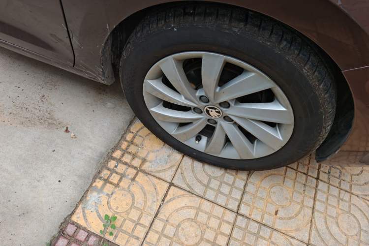 Used Skoda Rapid 2018 1.6L Automatic Comfort Edition Right Front Wheel Hub