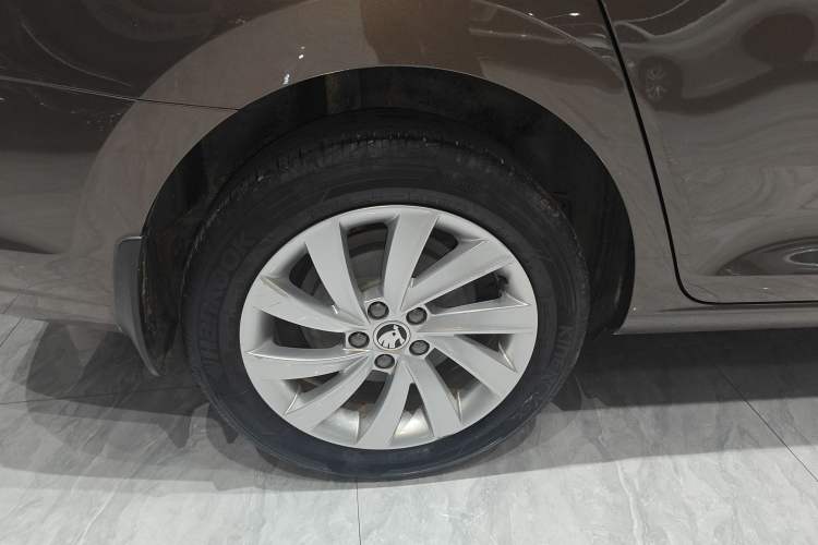 Used Skoda Rapid 2018 1.6L Automatic Comfort Edition Right Rear Wheel Hub