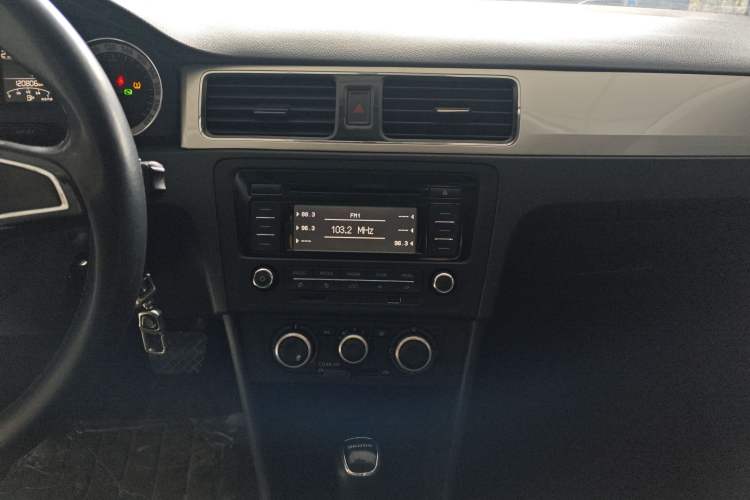 Used Skoda Rapid 2018 1.6L Automatic Comfort Edition Audio And AC Panel