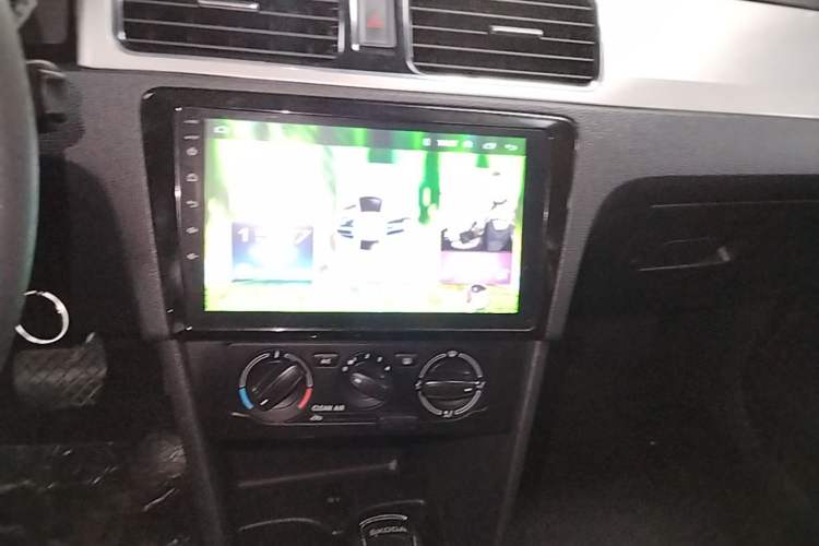 Used Skoda Rapid 2018 1.6L Automatic Comfort Edition Audio And AC Panel