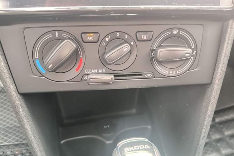 Used Skoda Rapid 2018 1.6L Automatic Comfort Edition Audio And AC Panel