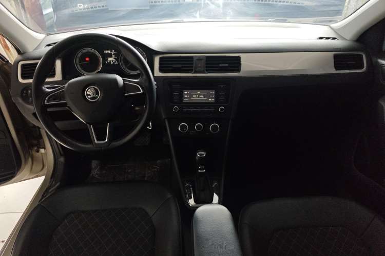 Used Skoda Rapid 2018 1.6L Automatic Comfort Edition Center Console
