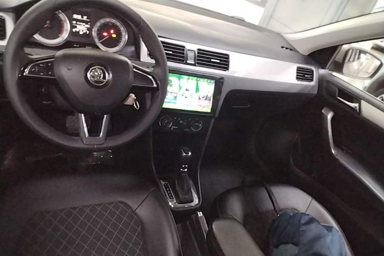 Used Skoda Rapid 2018 1.6L Automatic Comfort Edition Center Console