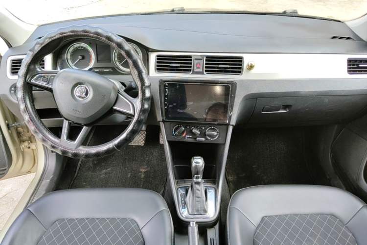 Used Skoda Rapid 2018 1.6L Automatic Comfort Edition Center Console