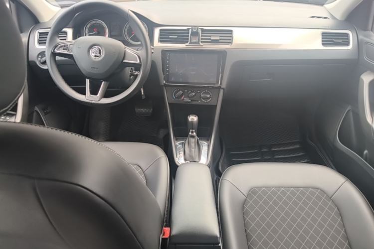 Used Skoda Rapid 2018 1.6L Automatic Comfort Edition Center Console