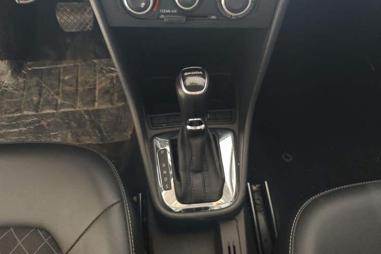 Used Skoda Rapid 2018 1.6L Automatic Comfort Edition Gear Lever