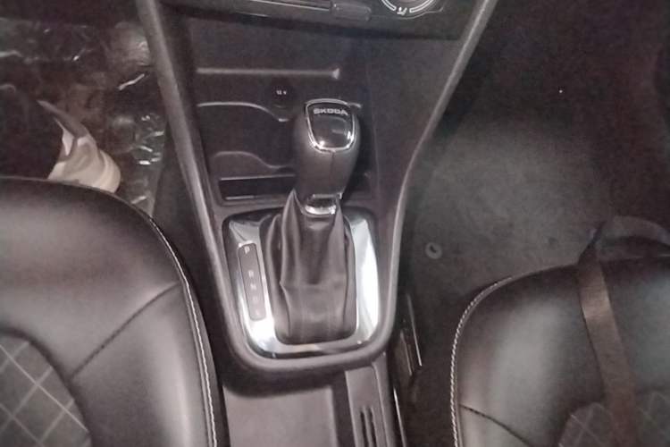Used Skoda Rapid 2018 1.6L Automatic Comfort Edition Gear Lever