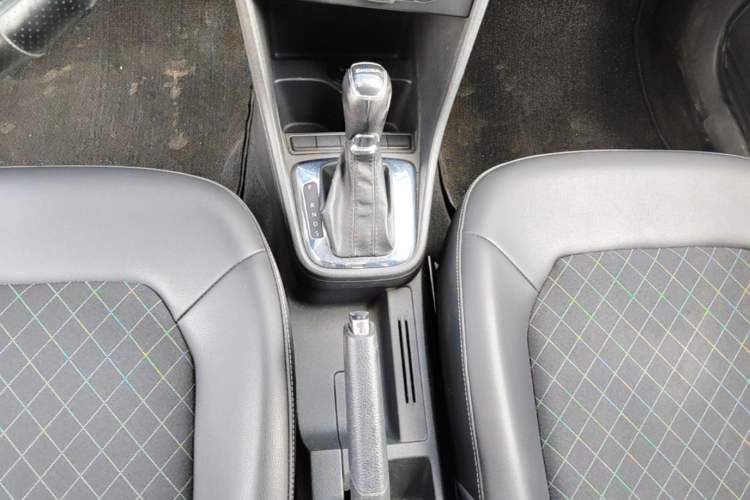 Used Skoda Rapid 2018 1.6L Automatic Comfort Edition Gear Lever