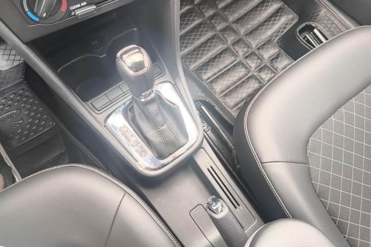Used Skoda Rapid 2018 1.6L Automatic Comfort Edition Gear Lever