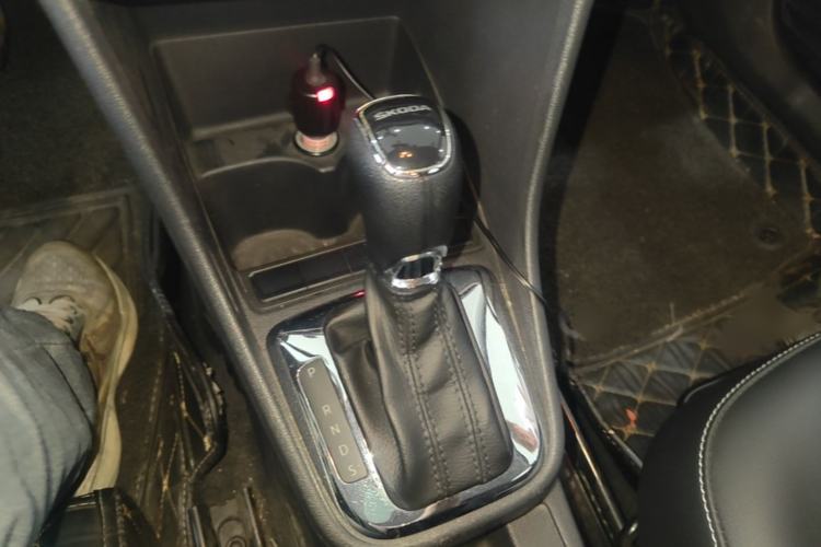 Used Skoda Rapid 2018 1.6L Automatic Comfort Edition Gear Lever