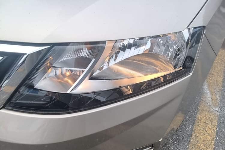 Used Skoda Rapid 2018 1.6L Automatic Comfort Edition Left Front Headlight