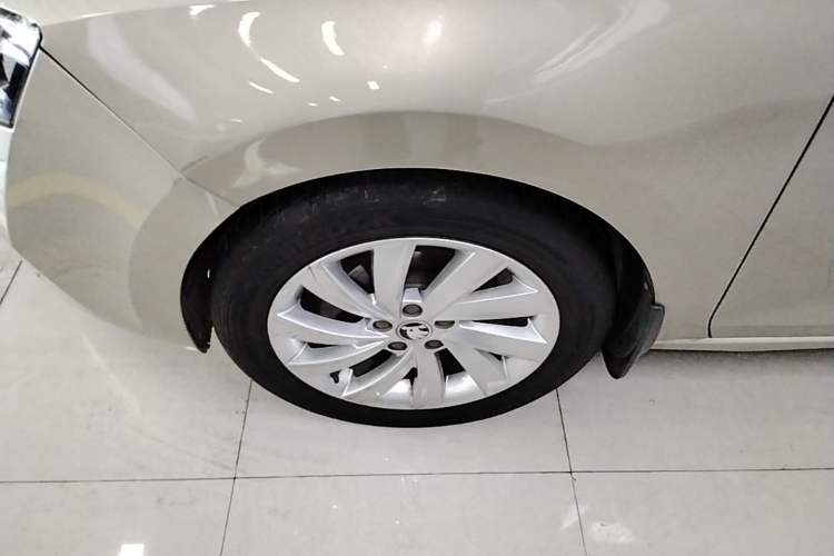 Used Skoda Rapid 2018 1.6L Automatic Comfort Edition Left Front Wheel Hub