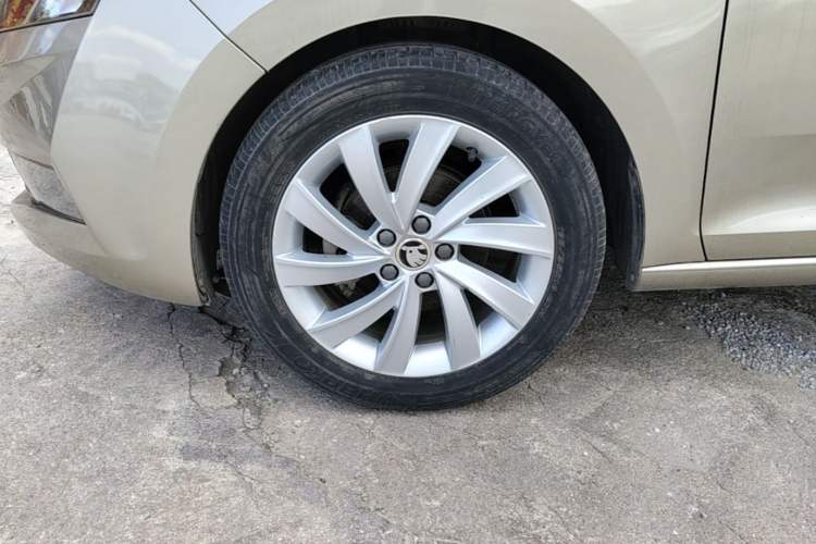 Used Skoda Rapid 2018 1.6L Automatic Comfort Edition Left Front Wheel Hub