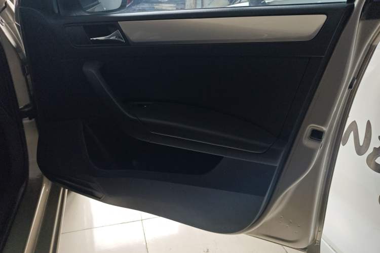 Used Skoda Rapid 2018 1.6L Automatic Comfort Edition Right Front Door Interior
