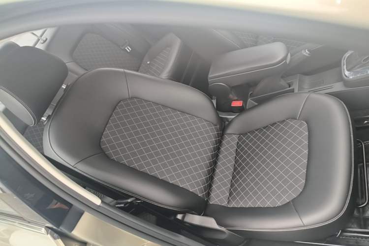 Used Skoda Rapid 2018 1.6L Automatic Comfort Edition Right Front Seat