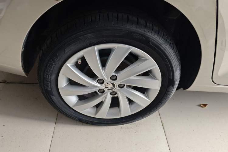Used Skoda Rapid 2018 1.6L Automatic Comfort Edition Right Rear Wheel Hub