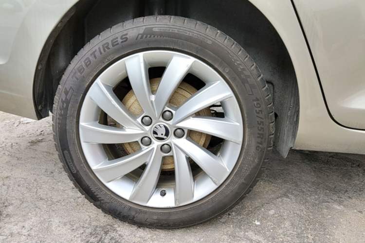 Used Skoda Rapid 2018 1.6L Automatic Comfort Edition Right Rear Wheel Hub