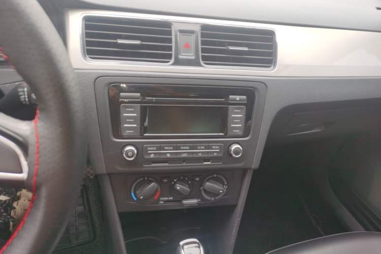 Used Skoda Rapid 2018 1.6L Automatic Comfort Edition Audio And AC Panel