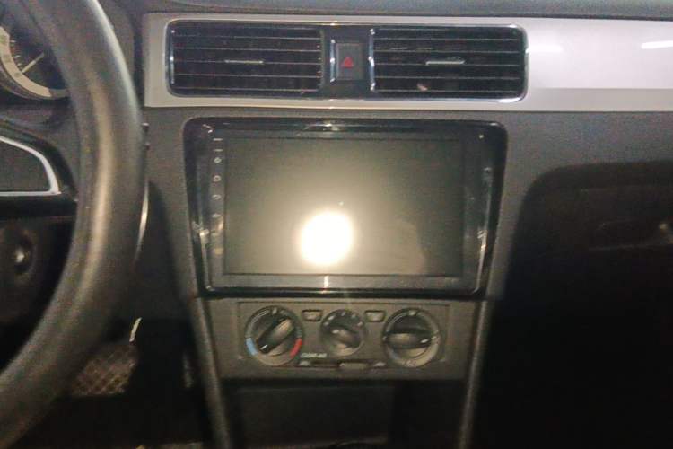 Used Skoda Rapid 2018 1.6L Automatic Comfort Edition Audio And AC Panel