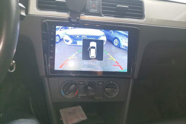 Used Skoda Rapid 2018 1.6L Automatic Comfort Edition Audio And AC Panel
