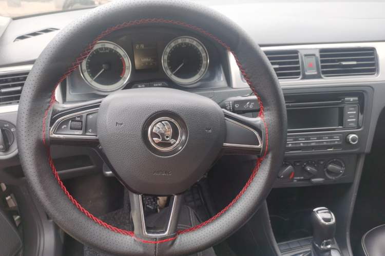 Used Skoda Rapid 2018 1.6L Automatic Comfort Edition Center Console