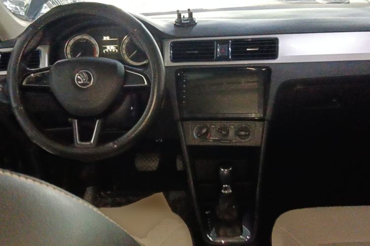 Used Skoda Rapid 2018 1.6L Automatic Comfort Edition Center Console