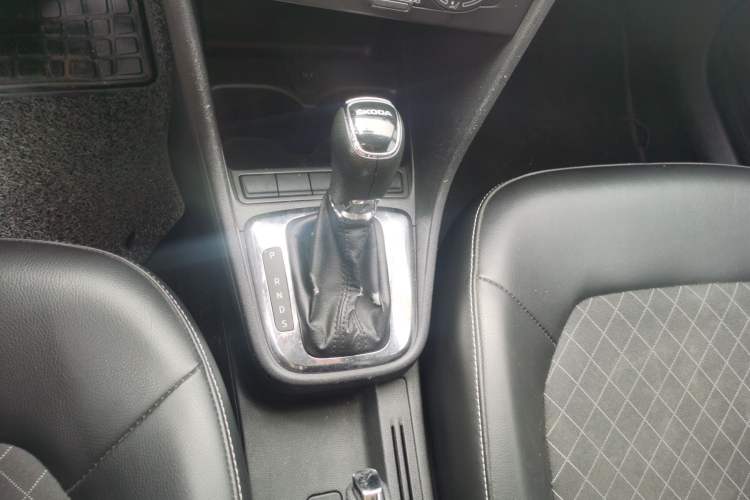 Used Skoda Rapid 2018 1.6L Automatic Comfort Edition Gear Lever