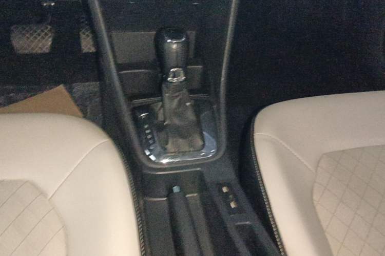 Used Skoda Rapid 2018 1.6L Automatic Comfort Edition Gear Lever
