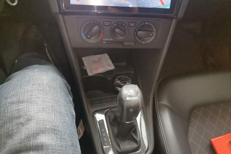 Used Skoda Rapid 2018 1.6L Automatic Comfort Edition Gear Lever