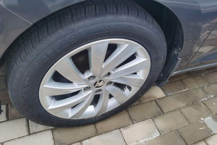 Used Skoda Rapid 2018 1.6L Automatic Comfort Edition Left Front Wheel Hub