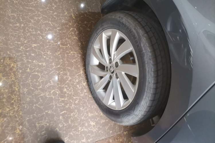 Used Skoda Rapid 2018 1.6L Automatic Comfort Edition Right Rear Wheel Hub