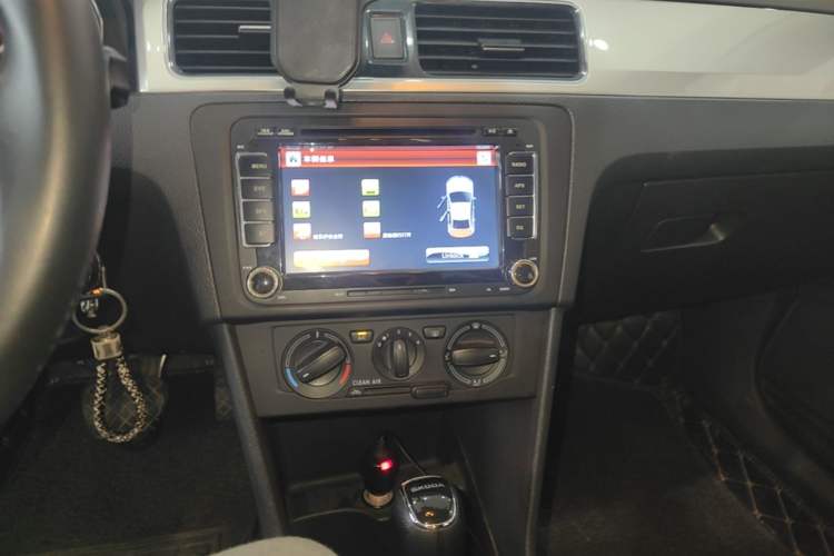 Used Skoda Rapid 2018 1.6L Automatic Comfort Edition Audio And AC Panel