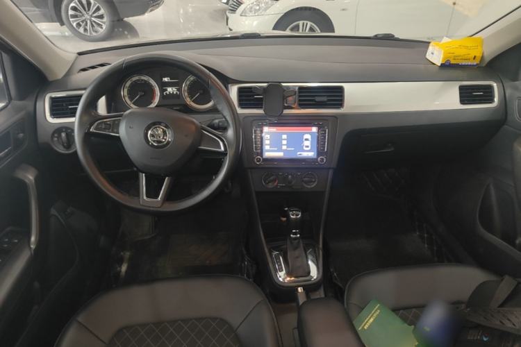 Used Skoda Rapid 2018 1.6L Automatic Comfort Edition Center Console