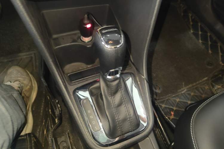 Used Skoda Rapid 2018 1.6L Automatic Comfort Edition Gear Lever