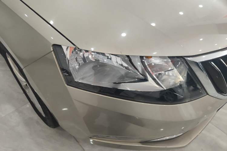Used Skoda Rapid 2018 1.6L Automatic Comfort Edition Right Front Headlight