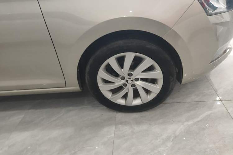 Used Skoda Rapid 2018 1.6L Automatic Comfort Edition Right Front Wheel Hub