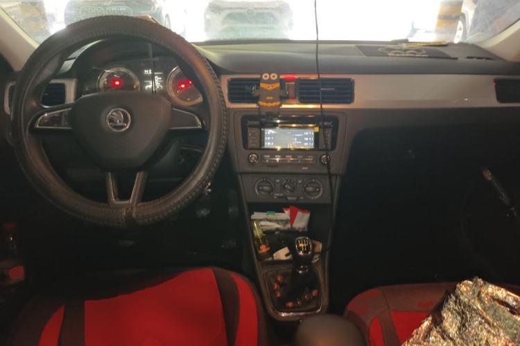 Used Skoda Rapid 2018 1.6L Manual Comfort Edition Center Console
