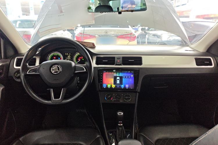 Used Skoda Rapid 2018 1.6L Automatic Comfort Edition Center Console