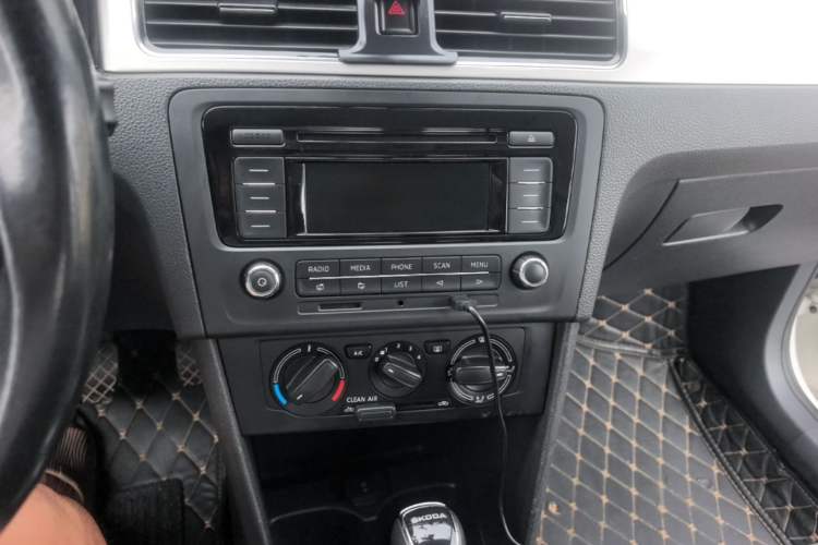 Used Skoda Rapid 2018 1.6L Automatic Comfort Edition Audio And AC Panel
